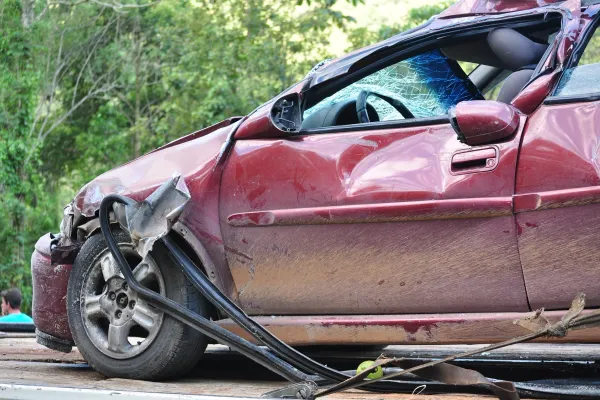 Accident rutier grav în Focșani: Trei persoane rănite după o coliziune între un TIR și un autoturism