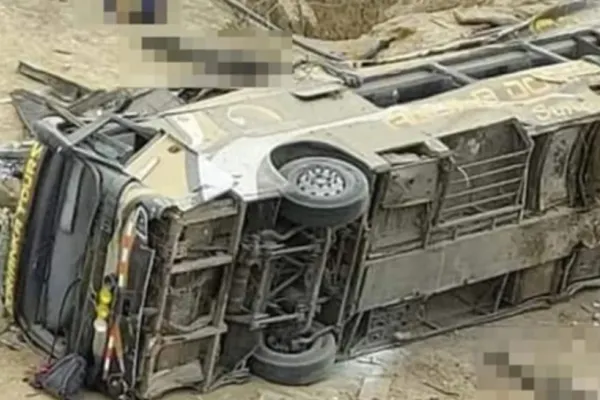 Accident teribil în Peru - Cel puțin 24 de oameni au murit în chinuri cumplite după ce un autocar a căzut de pe o stâncă - FOTO
