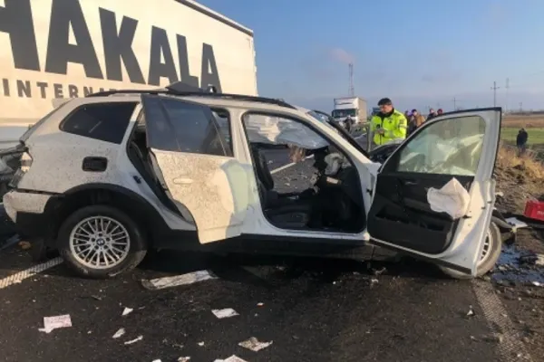 Accident între două TIR-uri şi o maşină, în județul Timiș. Trei persoane au fost rănite - A fost solicitat un elicopter SMURD - FOTO