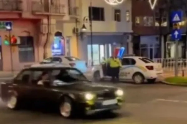 Un șofer a făcut drifturi cu "rechinul" chiar în fața polițiștilor locali din Constanța - FOTO