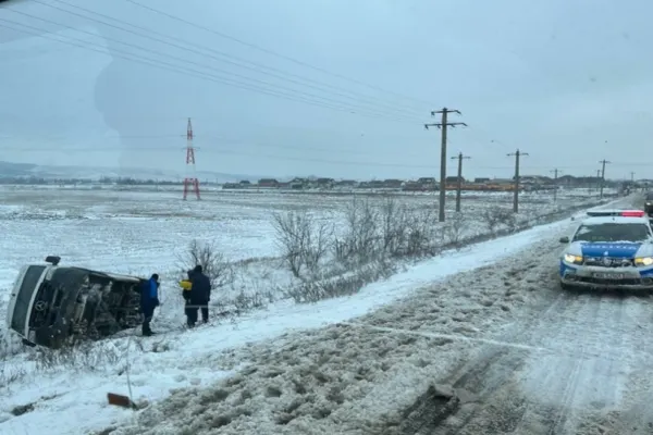 Accident grav în Vaslui: 6 VICTIME după ce un microbuz s-a răsturnat și a căzut în șanț, din cauza zăpezii - FOTO&VIDEO