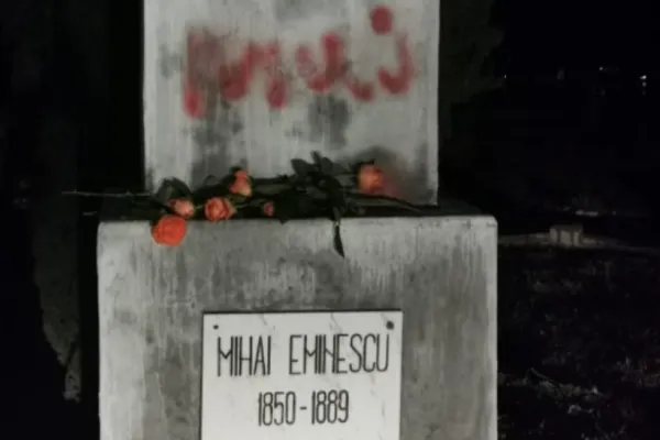 Texte obscene, cu vopsea roșie, pe bustul lui Eminescu. Anchetă de amploare a polițiștilor - FOTO