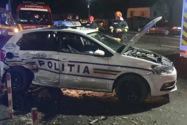 2 polițiști răniți într-un accident în Neamț - Un tânăr cu BMW a izbit în plin autospeciala de poliție - FOTO