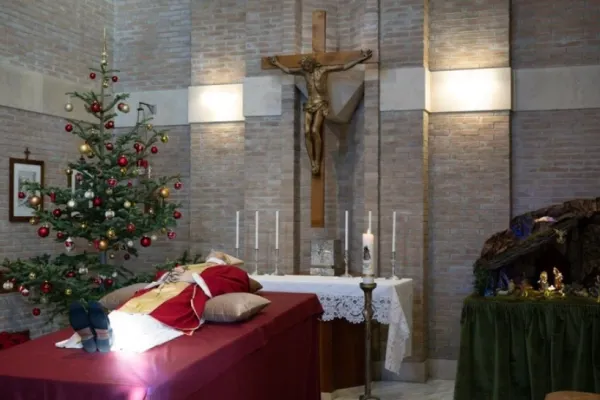 Primele fotografii cu trupul neînsufleţit al Papei emerit Benedict al XVI-lea, publicate de Vatican