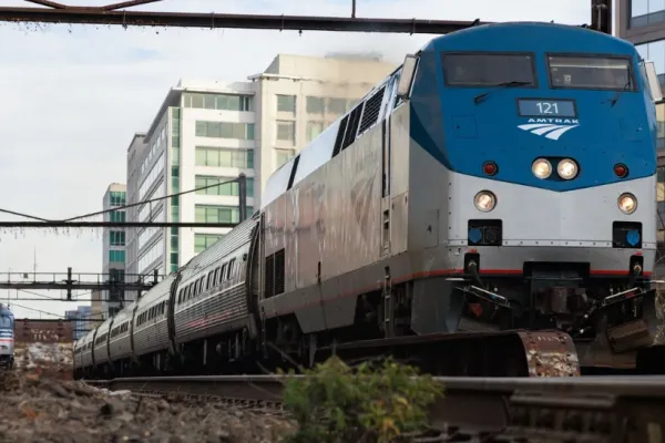 Călătorii unui tren, ținuți blocați 29 de ore într-o pădure, din cauza unui accident feroviar! Oamenii au crezut că sunt ostatici și au sunat la Poliție