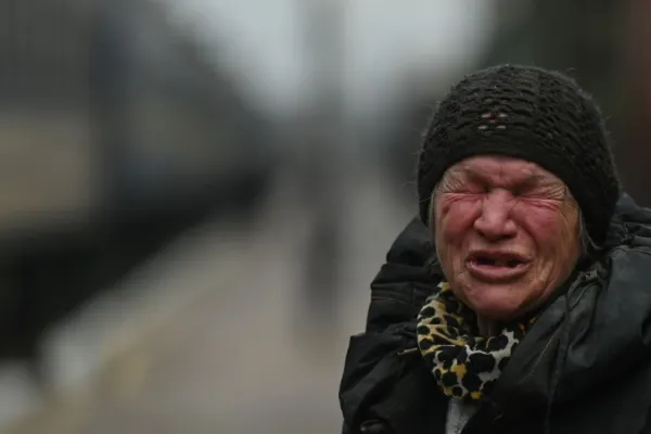 "Vă blestem până la a șaptea generație!" Strigătul disperat al unei mame din Ucraina care și-a pierdut, adresat lui Putin și Rusiei  - VIDEO