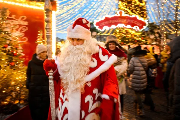 Un bărbat deghizat în Moș Crăciun a bătut un trecător pe o stradă din Moscova până când bastonul cu care lovea s-a rupt