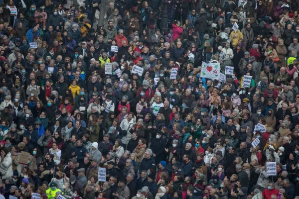 Proteste ample la Madrid: zeci de mii de oameni au ieșit în stradă. Guvernul, acuzat că a distrus sistemul public de sănătate în favoarea celui privat - FOTO