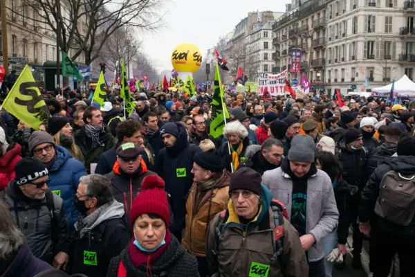 Franța, la un pas de HAOS social ! Legea care mărește vârsta de pensionare, asumată de Guvern fără vot în Parlament