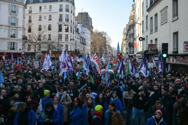 Protest de amploare în Franța. Mii de persoane au defilat la Paris împotriva reformei pensiilor - VIDEO