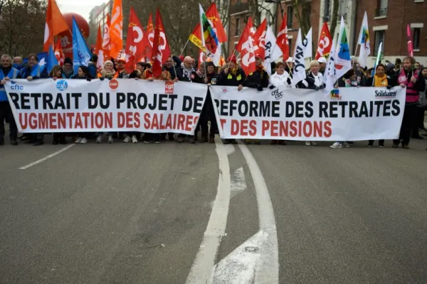 Proteste uriașe în Franța. Milioane de oameni au ieșit în stradă, revoltați de reforma pensiilor