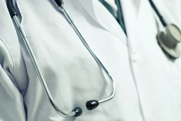 Medicii își dau DEMISIA din contractele suplimentare de gărzi: va fi HAOS în spitale! Angajații din Sănătate, la un pas de GREVA GENERALĂ