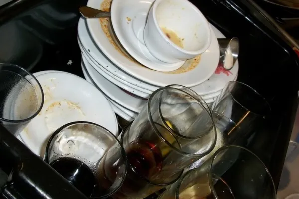 Alimente depozitate în toaletă, într-o pensiune din Rânca - nereguli grave descoperite de inspectorii ANPC