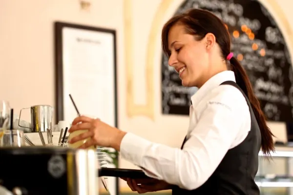 O ieșire la restaurant costă mai mult anul acesta. Bacșișul este impozitat cu 10%