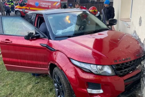 Accident cumplit în Bistriţa Năsăud. 6 persoane, între care 5 copii, rănite după ce un autoturism a ieşit de pe carosabil