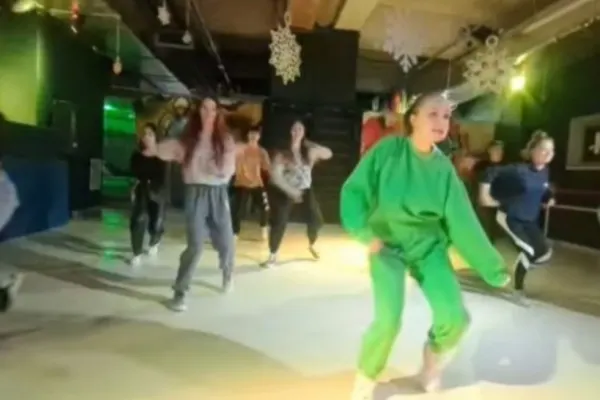 Alexia, fata căreia medicii i-au reatașat brațele după accidentul din Pașcani, a dansat pentru prima oară de la accident! Imagini emoționate - VIDEO