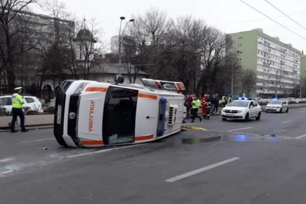 Accident grav în centrul Capitalei: O ambulanță s-a răsturnat după un impact violent - TRAFIC oprit, mobilizare masivă - FOTO&VIDEO