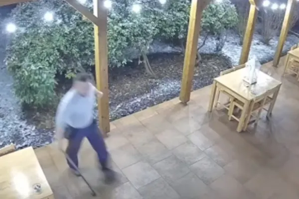 Bătaie cu topoare într-un restaurant din Turda. Bătăușii s-au încăierat din senin - VIDEO