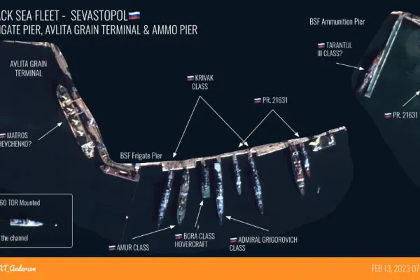 Putin intensifică mișcările de trupe în Marea Neagră. Un submarin a fost adus cu escortă la Sevasptopol.