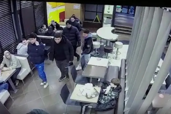Lupta pentru LIKE-uri: bătălie regizată între două grupuri de tineri, într-un fast-food din centrul Capitalei!
