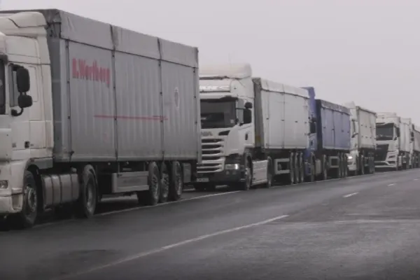 Portul Constanța, blocat de TIR-urile încărcate cu cereale din România și Ucraina. Șoferii stau și câte o zi întreagă pe marginea autostrăzii