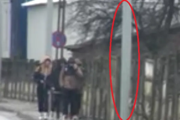 Stâlpi montați în mijlocul trotuarului, în Alba Iulia! Pietonii, total revoltați: ce explicație au autoritățile