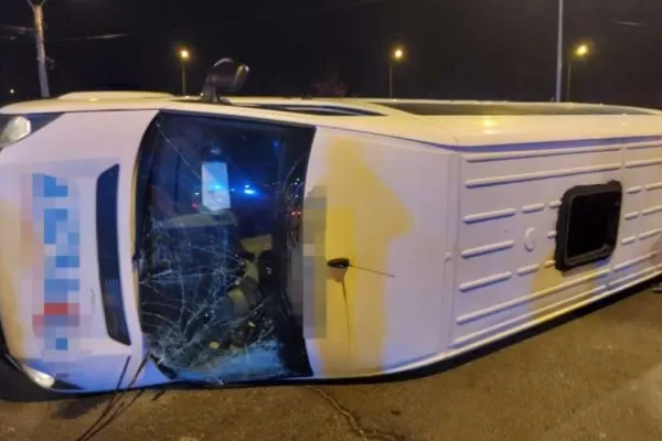 Accident în Pitești - Un microbuz s-a răsturnat după coliziunea cu un autoturism - Trei persoane au avut nevoie de îngrijiri medicale