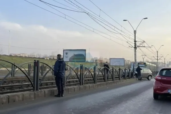 Accident rutier în Capitală: Trafic suspendat pe Șos. Virtuții - O mașină a rămas suspendată pe linia tramvaiului 41 - FOTO