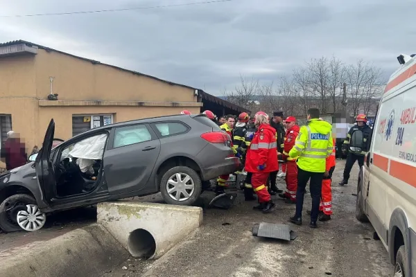 Grav accident în Capitală. O ambulanță în care se afla o gravidă s-a răsturnat