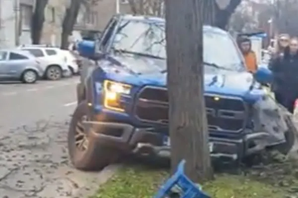 Accident în centrul Timișoarei, în fața Prefecturii: Mașină făcută zob după ce s-a izbit de un copac - Cine este femeia de la volan - FOTO&VIDEO