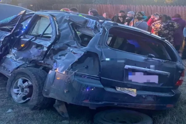 Un mort și doi răniți într-un accident în Ialomița. Ciocnire violentă între o mașină și un TIR