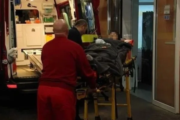 A căzut beat de la etaj, apoi s-a certat cu trecătorii. Nici polițiștii și ambulanțierii nu au scăpat neluați la harță