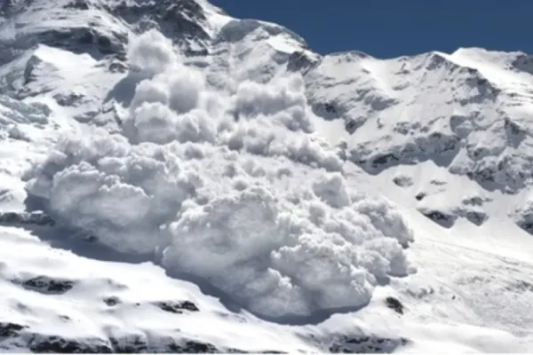 Polițiștii au decis: va ploua cu amenzi peste șoferii care au condus până la Cabana Capra, afectată de avalanșă