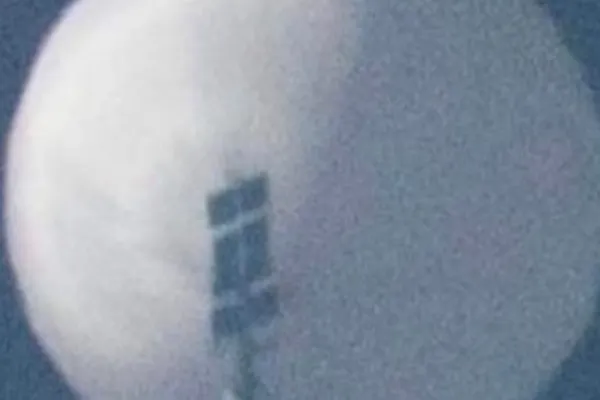 Pentagonul este în alertă - Alertă maximă de spionaj - Un presupus balon de spionaj chinezesc zboară deasupra SUA