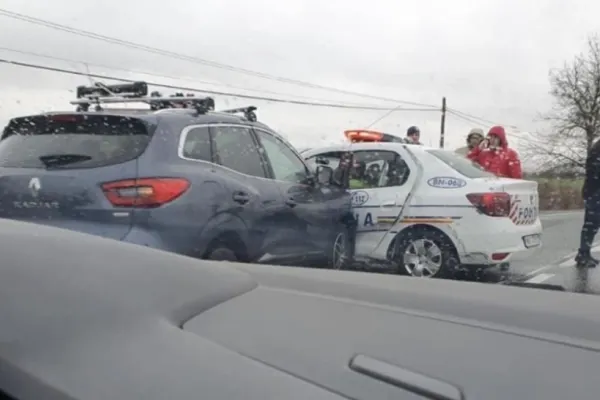Accident teribil în Bistrița. Un copil a ajuns la spital. O mașină de poliție a fost implicată