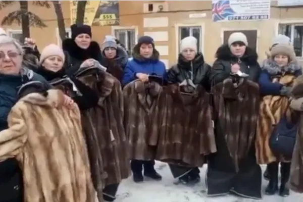 Văduvele soldaților ruși au primit haine de blană furate din Ucraina: „ Vă mulțumim că ați avut grijă de noi”