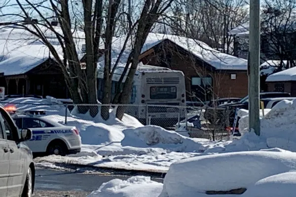 Carnagiu în Canada: 2 copii au murit şi 6 au fost răniţi după ce un autobuz a intrat într-o grădiniţă din zona Montreal (VIDEO)