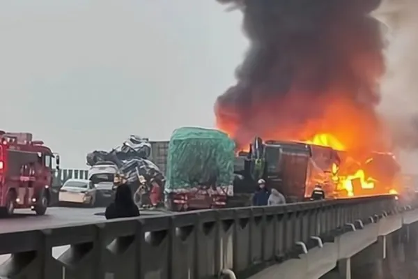 16 persoane au murit și alte zeci au fost rănite după un accident teribil pe autostradă