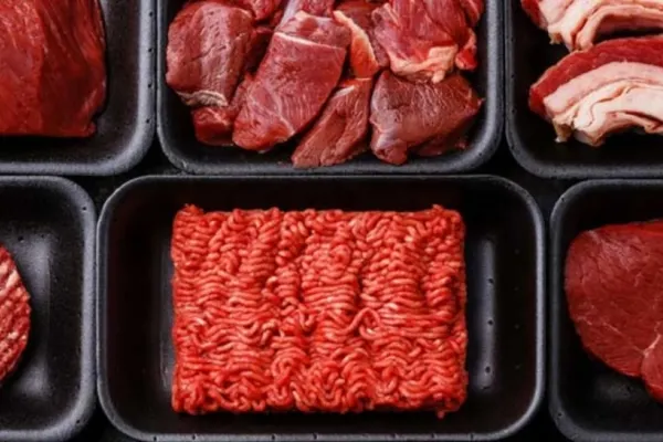 România trebuie să scadă consumul de CARNE - Uniunea Europeană impune reguli noi. 60% din carne, făcută în laborator