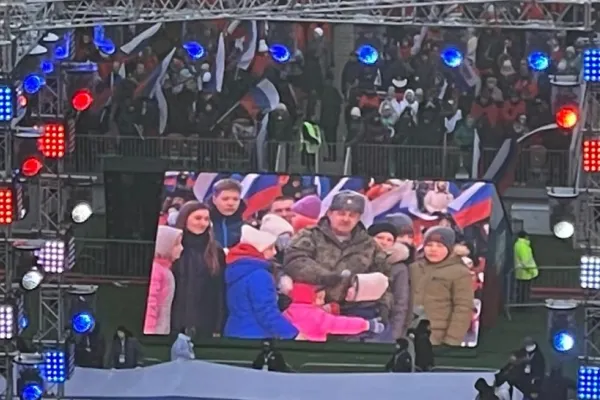 Copii răpiți din Mariupol, aduși pe scenă și puși să îmbrățișeze un ofițer care i-ar fi „salvat”, la mitingul lui Putin (VIDEO)