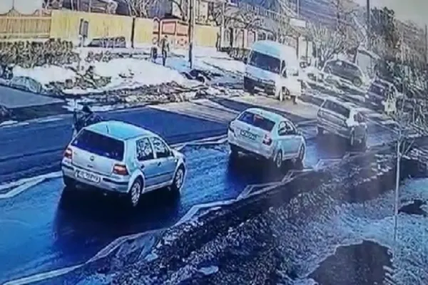 Două minore, lovite în plin de o autoutilitară pe trecerea de pietoni - VIDEO