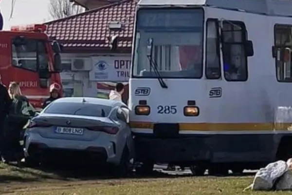 Lino Golden, accident cu un tramvai în Capitală: primește îngrijiri medicale - Mașina artistului s-a făcut PRAF