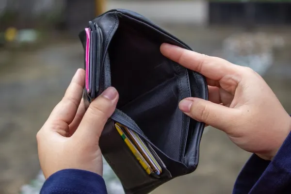 Guvernul își bate joc de români cu majorarea salarială. Pentru fiecare leu în plus în buzunar, statul încasează 3 lei