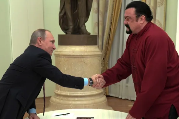 Actorul american Steven Seagal, susținător al invadării Ucrainei, a primit Ordinul prieteniei de la Vladimir Putin - VIDEO