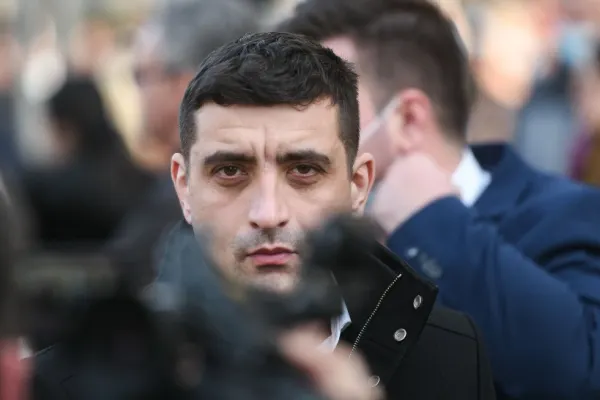 AUR cere o comisie parlamentară pentru anchetarea activității OMV Petrom. Simion:”Avem suspiciuni că ministrul Energiei acționează în interesul companiei austriece”