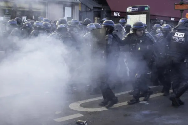 Lupte de stradă la protestele uriașe în Franța. Sute de mii de oameni în stradă, împotriva majorării vârstei de pensionare -VIDEO