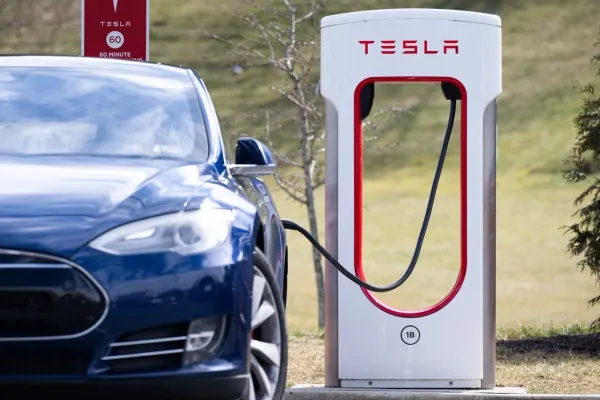 Un român fura curent de la o primărie din Italia pentru a-și încărca mașina Tesla - Ce explicație a dat bărbatul