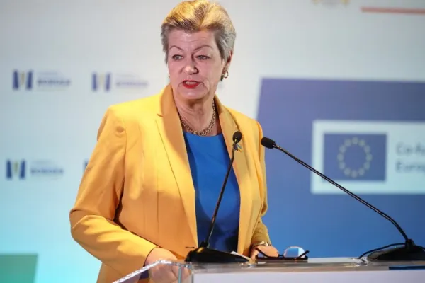 Uniunea Europeană vrea să pună tunurile pe spionii lui Putin: "Avem mulţi ruşi care nu sunt verificaţi"