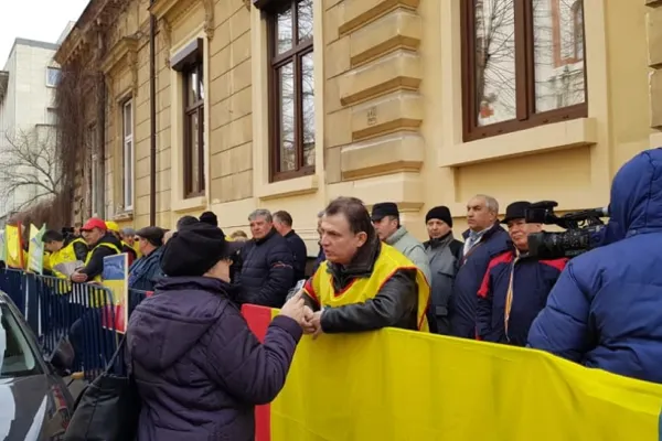 REVOLTĂ în fața Guvernului: profesorii ies în stradă din cauza salariilor mici - Și alte categorii amenință cu proteste