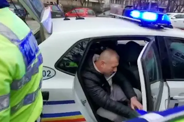 Un vitezoman a fugit de polițiști și a lovit 7 mașini: O femeie a ajuns la spital - Bărbatul era drogat și fără permis